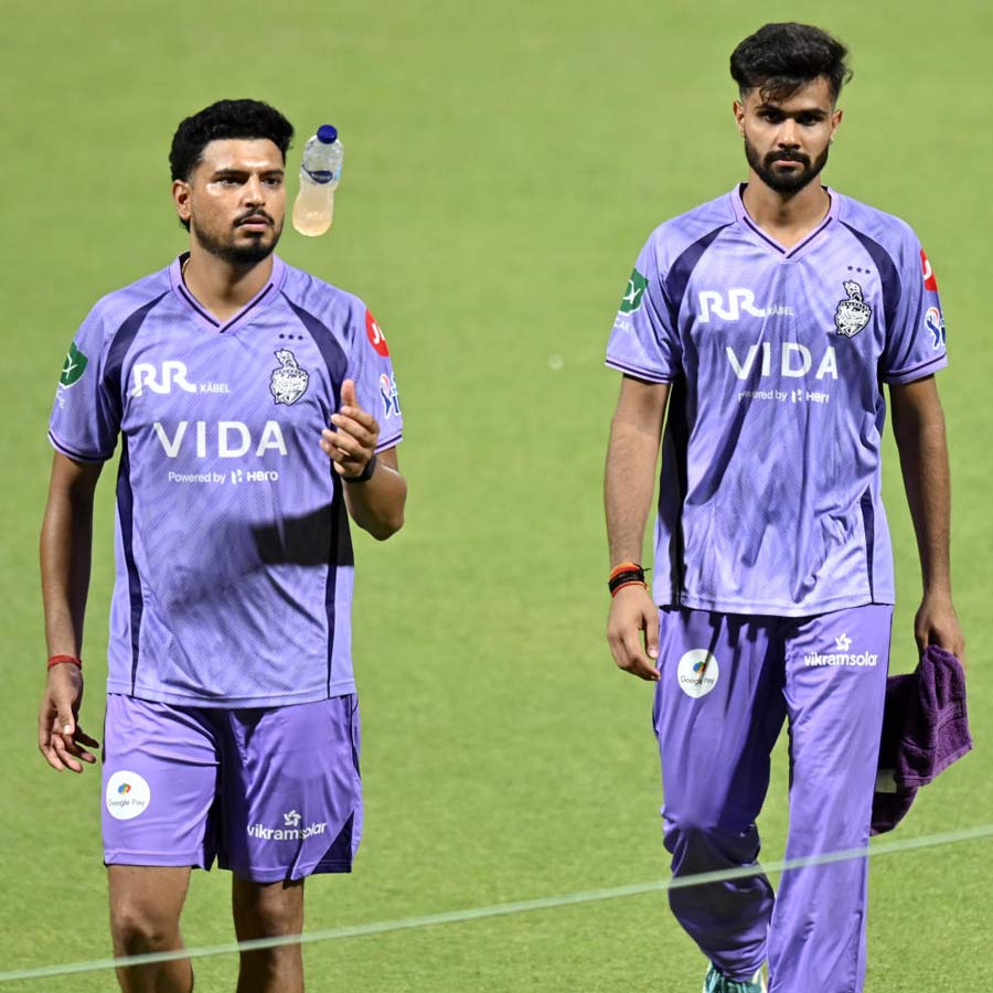 মহড়া: ইডেনে নেমে পড়ল কেকেআর। অঙ্গকৃশকে বল করছেন মুজ়ারাবানি। সহকারী কোচ ওয়াটসনের ক্লাসে রাহানে। বুধবার।