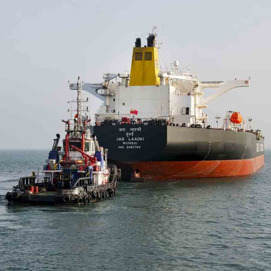 অপরিশোধিত তেল নিয়ে গুজরাতের মুন্দ্রা বন্দরে পৌঁছল ভারতীয় জাহাজ ‘জগ লাডকি’। বুধবার।