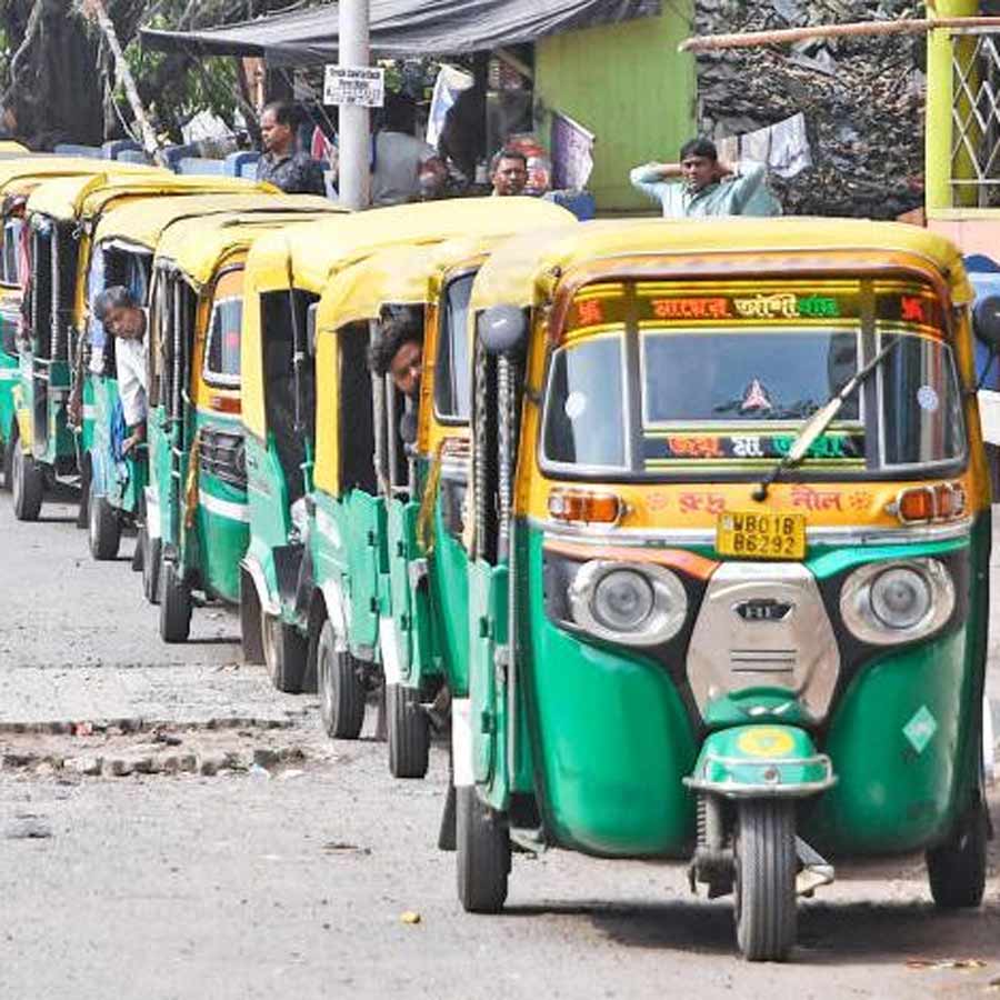 সঙ্কট: পশ্চিম এশিয়ায় যুদ্ধের জেরে টান পড়েছে জ্বালানির জোগানে। এলপিজি ভরার জন্য দীর্ঘ লাইন অটোর। বুধবার, উত্তর হাওড়ায়।