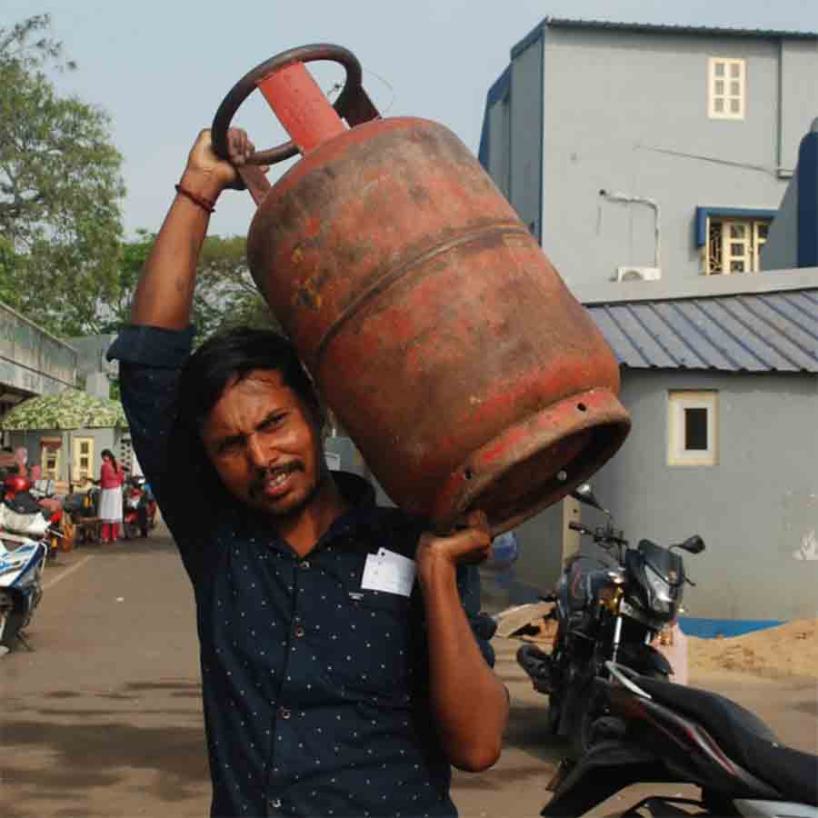 গ্যাস নিয়ে ঘরের পথে। হলদিয়ায়।