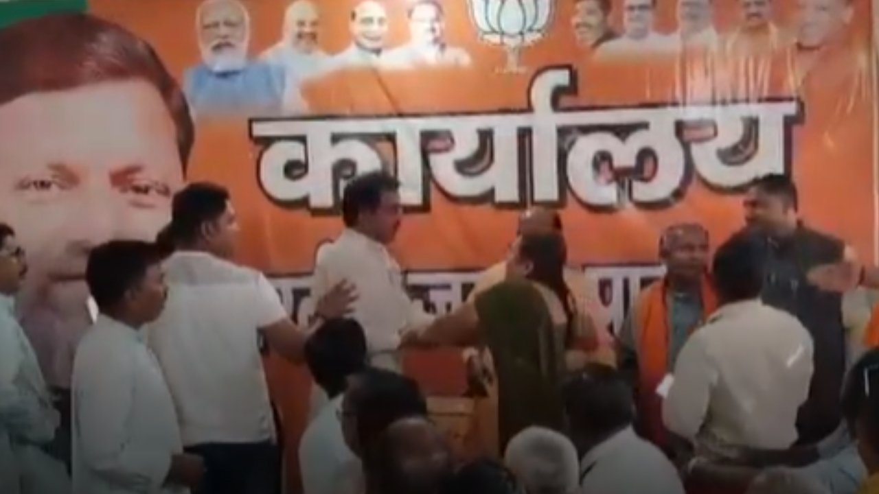 A woman slaps leader at BJP office over 4.5 lakh dispute in Uttar Pradesh