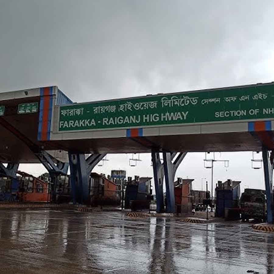 Bus and minibus owners protest decision to discontinue cash toll payments, warn the National Highways Authority