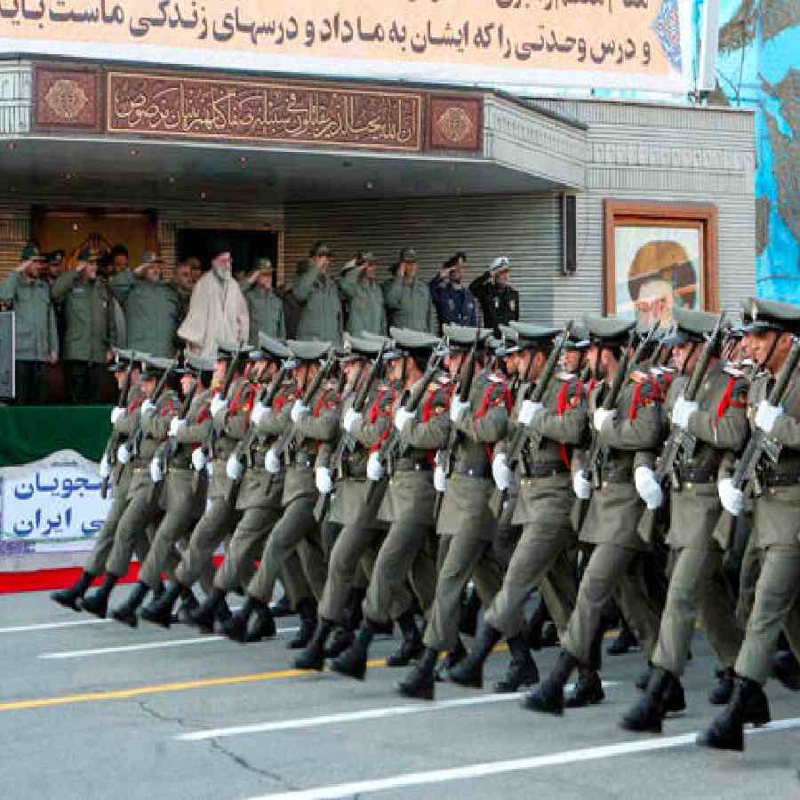 যুদ্ধ পরিস্থিতি এবং অভ্যন্তরীণ নিরাপত্তা নিয়ন্ত্রণ করছে আইআরজিসিই। নেতৃত্বের এই শূন্যতায় ইসলামিক রেভল্যুশনারি গার্ড কোরই এখন রাষ্ট্রের ভাগ্যবিধাতা হয়ে দাঁড়িয়েছে বলে মনে করা হচ্ছে। কেবল খামেনেই নন, আইআরজিসি প্রধান মহম্মদ পাকপুর এবং প্রতিরক্ষা মন্ত্রী আজিজ নাসিরজাদেহ-সহ ডজনখানেক শীর্ষ সামরিক কর্মকর্তা নিহত হয়েছেন। এর ফলে কোনও কেন্দ্রীয় নির্দেশ ছাড়াই বিভিন্ন ইউনিট বিচ্ছিন্ন ভাবে যুদ্ধ চালাচ্ছে বলে সূত্রের খবর।