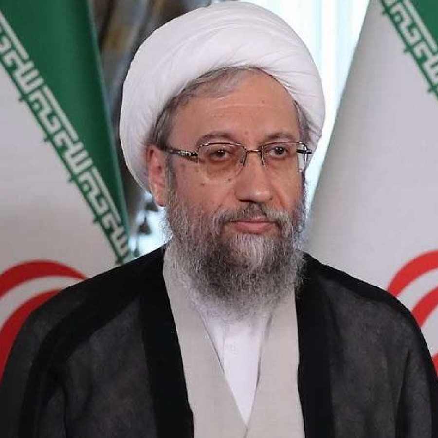 দেশের সঙ্কটকালে কে হাল ধরবে এই জল্পনার মধ্যেই প্রয়াত আলি লারিজানির ভাই সাদেক লারিজানির দিকে নজর ঘুরেছে সকলের । বর্তমানে এক্সপেডিয়েন্সি ডিসার্নমেন্ট কাউন্সিলের চেয়ারম্যান হিসাবে দায়িত্ব পালন করছেন তিনি। সম্ভাব্য অন্তর্বর্তিকালীন নেতা হিসাবে উঠে আসছে তাঁর নামও। ইজ়রায়েলের মিডল ইস্ট মিডিয়া রিসার্চ ইনস্টিটিউটের সভাপতি ইগাল কারমনের মতে, আইআরজিসি-র পছন্দের প্রার্থী হতে পারেন সাদেক। কারণ আইআরজিসি একজন কট্টরপন্থী শিয়াকেই ক্ষমতার বৃত্তে রাখতে চায়।