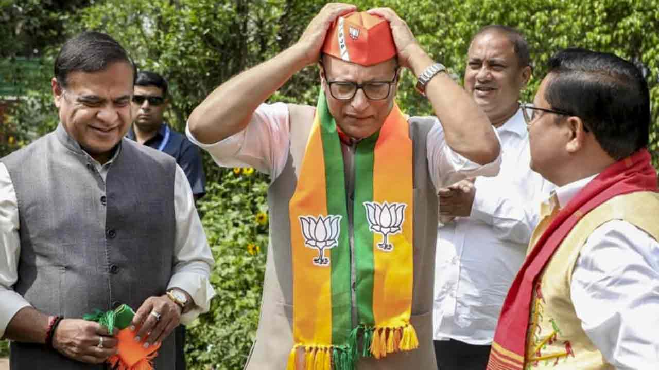 অসমের মুখ্যমন্ত্রী হিমন্ত বিশ্বশর্মার সঙ্গে সদ্য কংগ্রেসত্যাগী প্রদ্যোৎ বরদলৈ। বুধবার বিজেপিতে যোগ দেন তিনি।