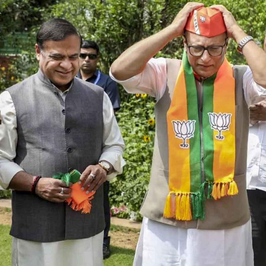 অসমের মুখ্যমন্ত্রী হিমন্ত বিশ্বশর্মার সঙ্গে সদ্য কংগ্রেসত্যাগী প্রদ্যোৎ বরদলৈ। বুধবার বিজেপিতে যোগ দেন তিনি।