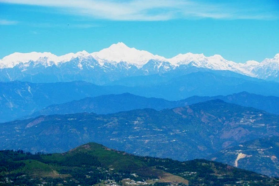 মেঘমুক্ত দিনে রামধুরা থেকে দেখা যায় কাঞ্চনজঙ্ঘা।