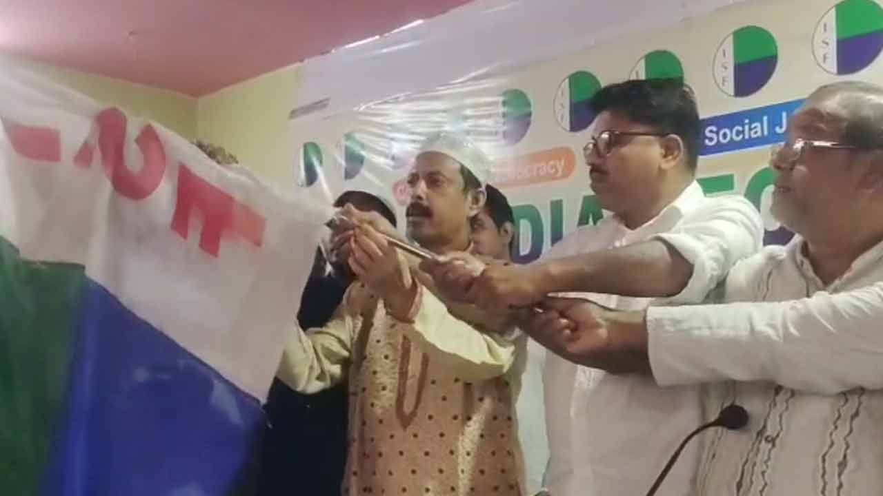 আইএসএফের দলীয় পতাকা হাতে তুলে নিলেন আরাবুল ইসলাম।