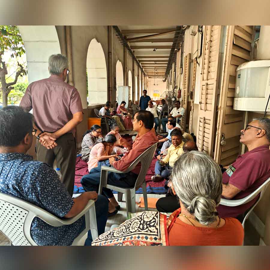 The Calcutta University Teachers' Association gives memorandum to the Vice-Chancellor Prof. Ashutosh Ghosh demanding teacher recruitment dgtl