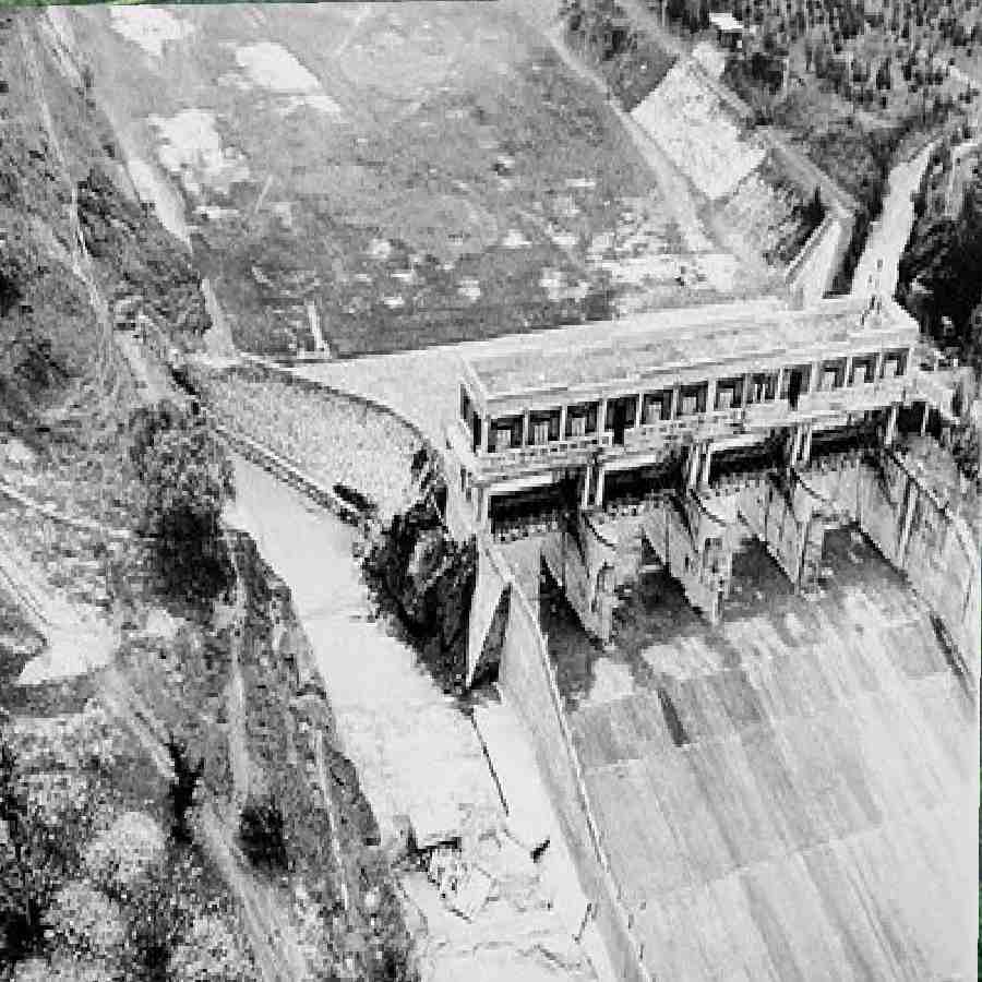 ১৯৫০ সালে নির্মিত বানকিয়াও বাঁধটিকে ‘লোহার বাঁধ’ বলে ডাকা হত চিনে। ধসে পড়া অনেক বাঁধই মূলত সোভিয়েত উপদেষ্টাদের সহায়তায় নির্মিত হয়েছিল। বানকিয়াও বাঁধটি এমন ভাবে তৈরি করা হয়েছিল যেন এটি সহস্র বছরে এক বার হতে পারে এমন বন্যা সহ্য করতে পারে। পরে তদন্তে উঠে আসে বাঁধটির নকশায় কিছু সূক্ষ্ম অথচ মারাত্মক ভুল ছিল।