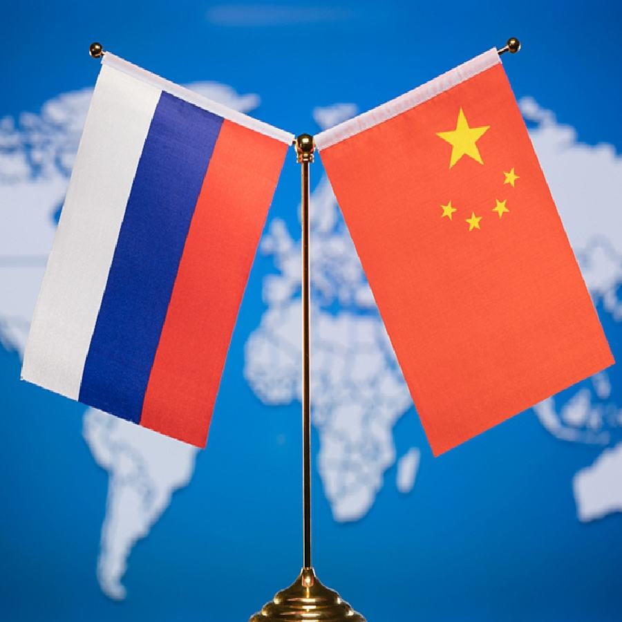 চিনের নির্মাণ শ্রমিকদের প্রধান জলাধার নির্মাণের কোনও অভিজ্ঞতা ছিল না। ফলস্বরূপ, নকশা এবং নির্মাণ সম্পূর্ণ রূপে সোভিয়েত ইউনিয়নের বিশেষজ্ঞদের পরামর্শে পরিচালিত হয়েছিল। নির্মাণ বিষয়ক বহু বিশেষজ্ঞ এবং ভিন্নমত পোষণকারী বাঁধের নকশার ত্রুটি সম্পর্কে সতর্ক করেছিলেন, কিন্তু তাঁদের পরামর্শে কর্ণপাত করেনি মাও সে তুংয়ের সরকার। তাঁদের অনেকের মতই উপেক্ষা করা হয়েছিল। আবার কারও কারও ঘাড়ে নেমে এসেছিল শাস্তির খাঁড়া। 