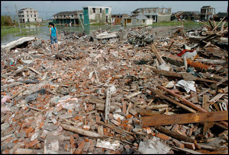 প্রকৃতিও যেন হেনান প্রদেশের বাসিন্দাদের প্রতি বিরূপ হয়ে গিয়েছিল সেই অভিশপ্ত দিনটিতে। নিনা সাধারণ ঘূর্ণিঝড়ের মতো দ্রুত চলে না গিয়ে হেনান প্রদেশের উপর স্থির হয়ে যায়। ঝড়টি প্রথমে চিনের উপকূলীয় এলাকা দিয়ে বেরিয়ে যাওয়ার কথা থাকলেও এটি দিক পরিবর্তন করে মূল ভূখণ্ডের গভীরে ঢুকে পড়ে এবং পাহাড়ে বাধা পেয়ে ওই অঞ্চলে আটকে যায়।