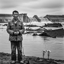 ) টাইফুনের কারণে টেলিফোনের সংযোগ বিচ্ছিন্ন হয়ে গিয়েছিল। বাঁধের দায়িত্বে থাকা কর্মীরা যখন বুঝতে পারেন যে বাঁধটিকে আর রক্ষা করা সম্ভব না, তখন সাহায্যের জন্য বার্তা পাঠানোর চেষ্টা করেও ব্যর্থ হন। পরিস্থিতি সম্পর্কে রিপোর্ট করার জন্য বানকিয়াও শহরের কর্মকর্তারা ঝুমাদিয়ানে পৌঁছোনোর পরও তাঁদের উদ্বেগে আমল দিতে রাজি হননি বাঁধের দায়িত্বে থাকা সংশ্লিষ্ট দফতর। বাঁধটি কোনও ভাবেই ভেঙে পড়তে পারে না বলে মনে করে শহরের প্রশাসকের উদ্বেগ উড়িয়ে দেওয়া হয়।