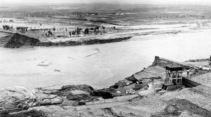 বন্যা থেকে যাঁরা বেঁচে ফিরেছিলেন, তাদের জন্য বড় শত্রু হয়ে দাঁড়ায় ক্ষুধা। পরবর্তী কালে দূষিত জল থেকে টাইফয়েড, কলেরা এবং আমাশয়ের মতো মহামারি ছড়িয়ে পড়ে, যা তাৎক্ষণিক ভাবে বন্যার চেয়েও বেশি মানুষের প্রাণ কেড়ে নেয়। এই ঘটনাটি পরবর্তী কালে চিনের ‘থ্রি গর্জেস ড্যাম’-সহ অন্যান্য বড় বাঁধ নির্মাণের ক্ষেত্রে নিরাপত্তা এবং নিষ্কাশন ব্যবস্থায় আমূল পরিবর্তন আনতে বাধ্য করে।