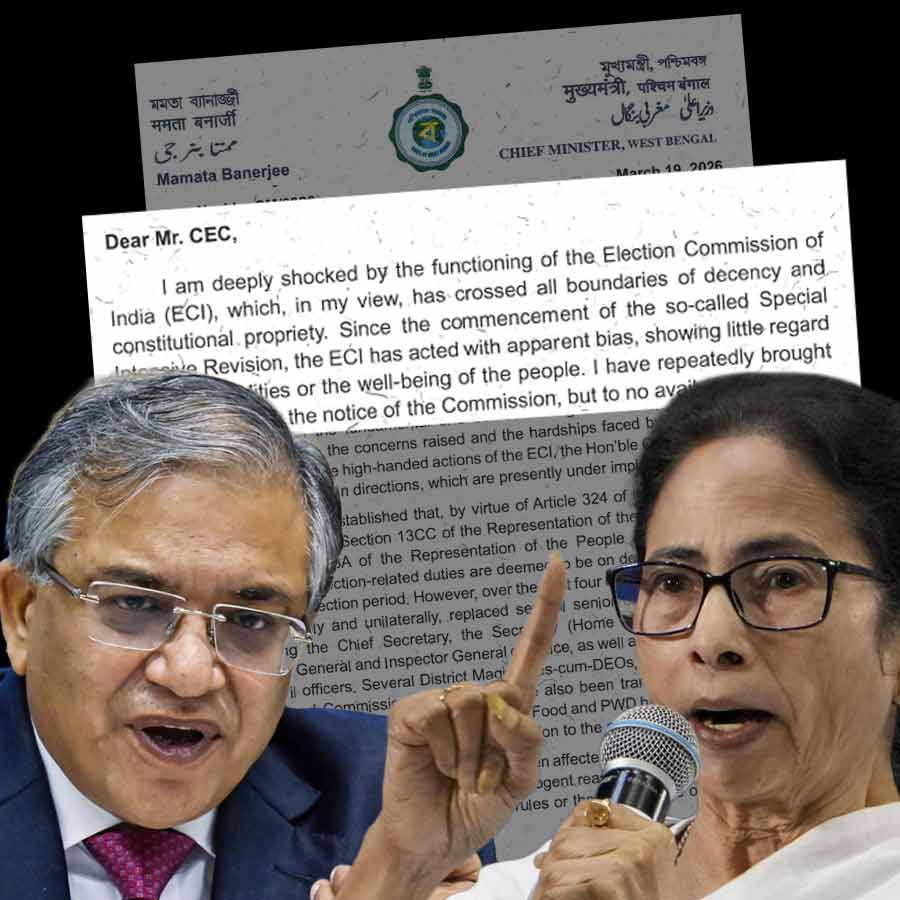 (বাঁ দিকে) মুখ্য নির্বাচন কমিশনার জ্ঞানেশ কুমার। মুখ্যমন্ত্রী মমতা বন্দ্যোপাধ্যায় (ডান দিকে)।