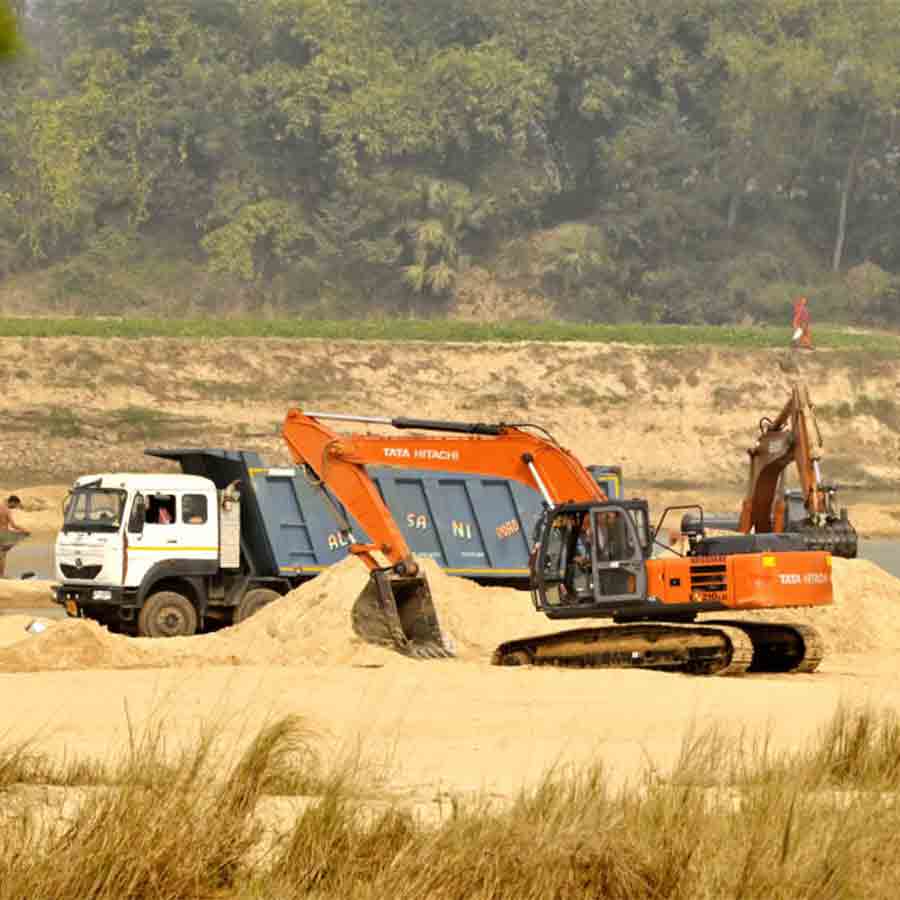 নিয়মকে বুড়ো আঙুল দেখিয়ে, দ্বারকেশ্বর নদীর পাড় ঘেঁষে, যন্ত্র নামিয়ে চলছে নদী থেকে বালিতলা।