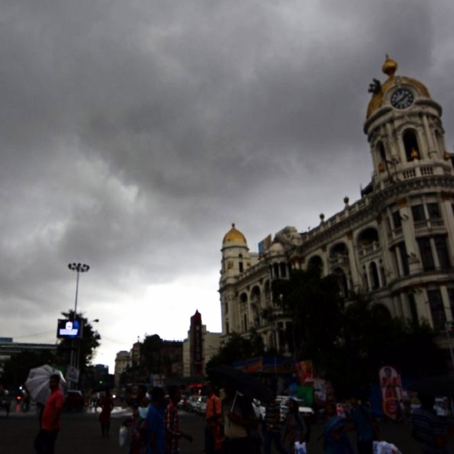 কলকাতা-সহ দক্ষিণবঙ্গের বিস্তীর্ণ অংশে ঝড়বৃষ্টির সতর্কতা।