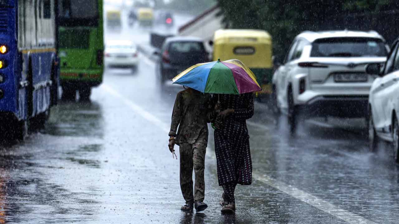 বৃষ্টিতে বিপর্যস্ত দিল্লি। ছবি: পিটিআই।