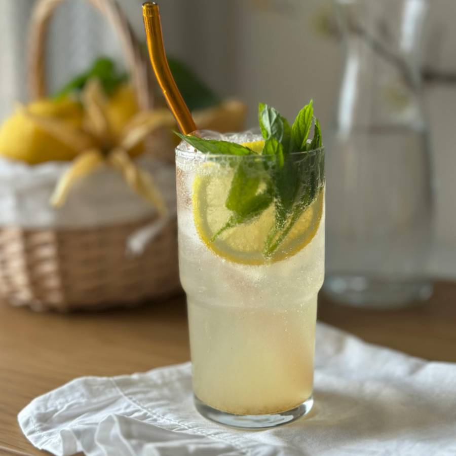 শরীরের জন্য উপকারী ইলেকট্রোলাইন পানীয়।