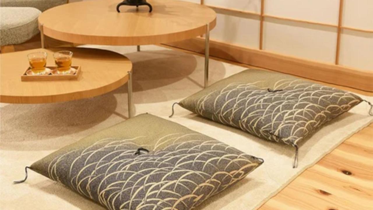 পুরনো বালিশ দিয়ে ঘর সাজান।