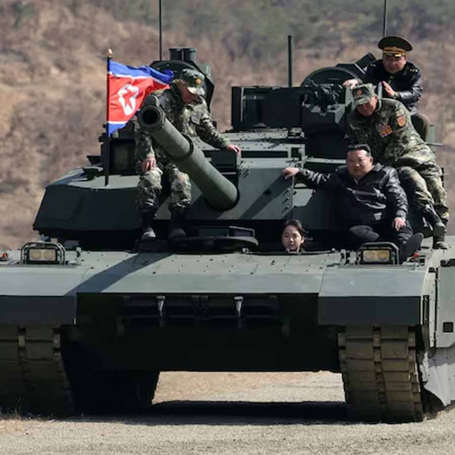 ট্যাঙ্কে চড়ে সকন্যা কিম জং উন। ছবি: সংগৃহীত।