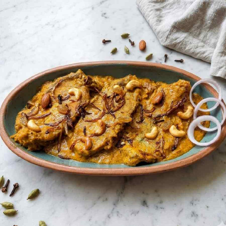 পাতুরি অনেক হল, এ বার বানিয়ে ফেলুন ভেটকির কোর্মা।