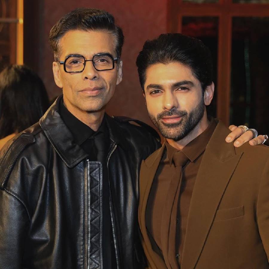 (বাঁ দিকে) কর্ণ জোহর, (ডান দিকে) তাহা শাহ বাদুশা।