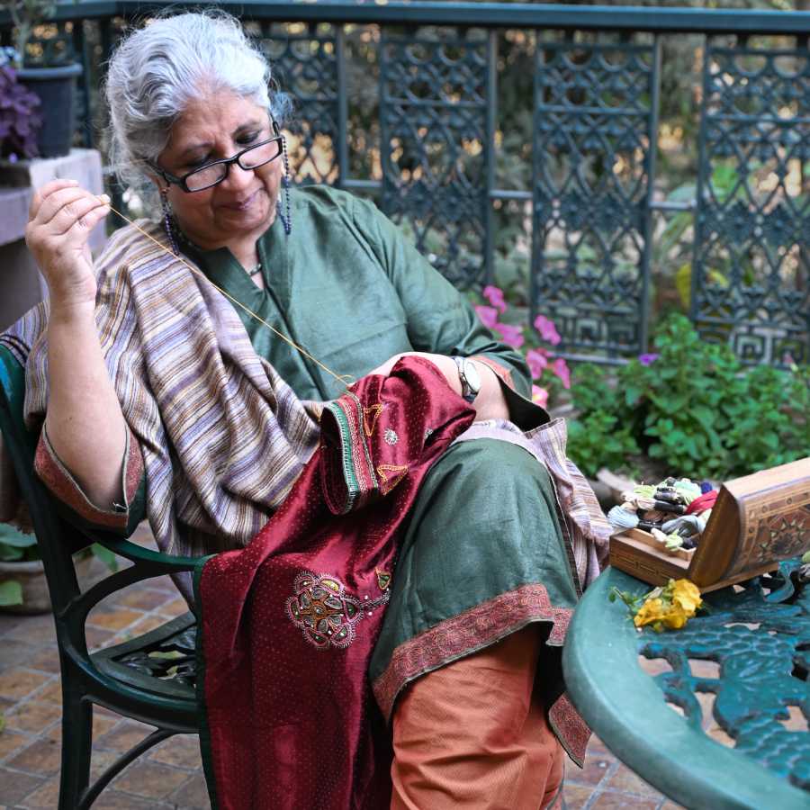 ক্যানভাসে যেমন অনায়াসে রং চড়ান, তুখোড় হাতে গ্রাফিকের কাজ করেন, কাপড়ে সুচের ফোঁড় তোলেন, তেমনই নিমগ্ন সূক্ষতায়।