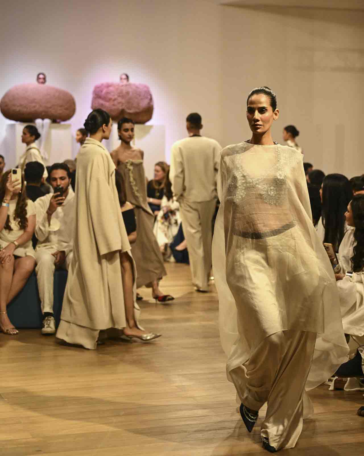 সব পোশাকই যেন আরাম ও স্বস্তিতে মোড়া।