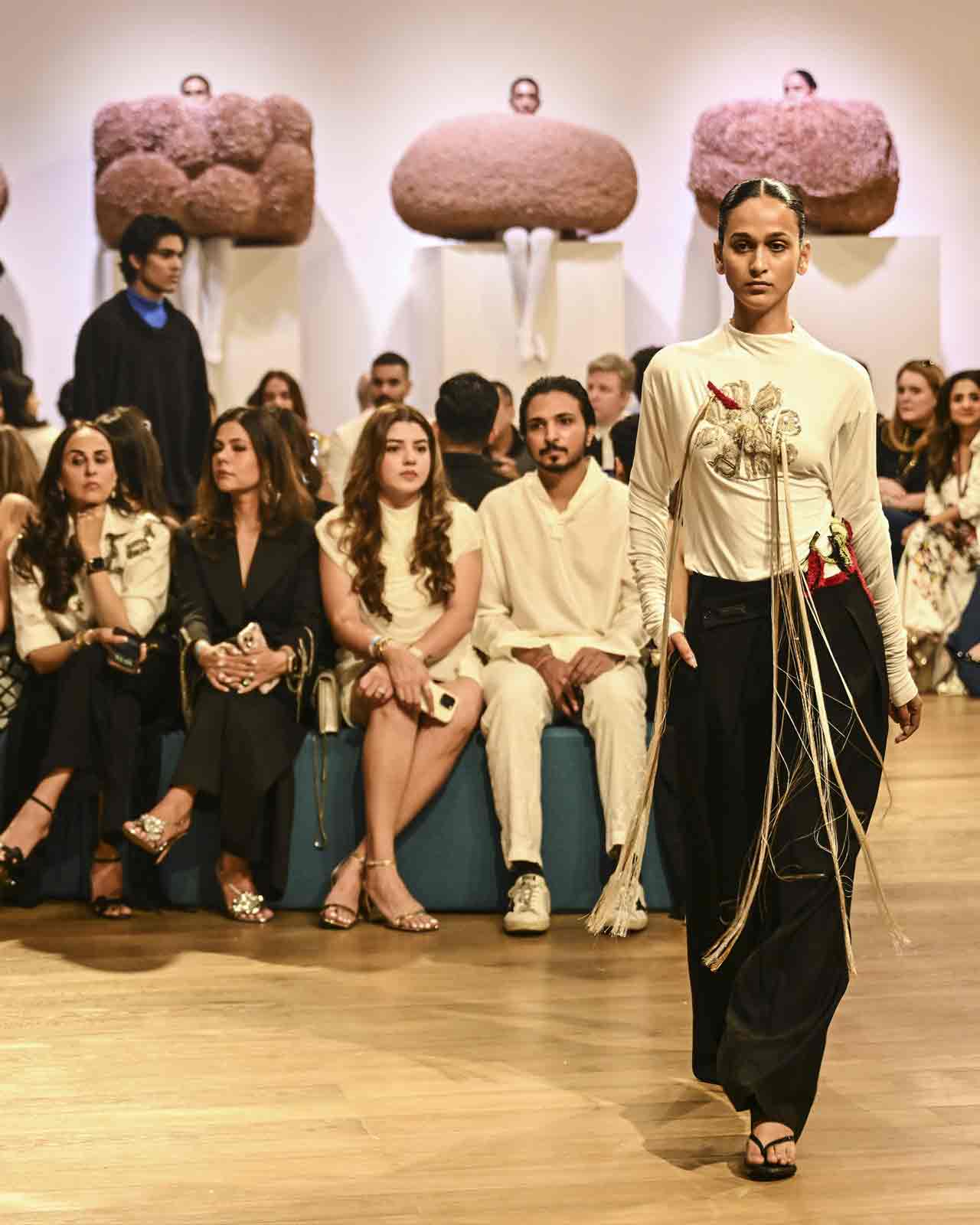 এনএমএসিসি-র মার্জার সরণিতে খন্নার পোশাকের প্রদর্শনী।