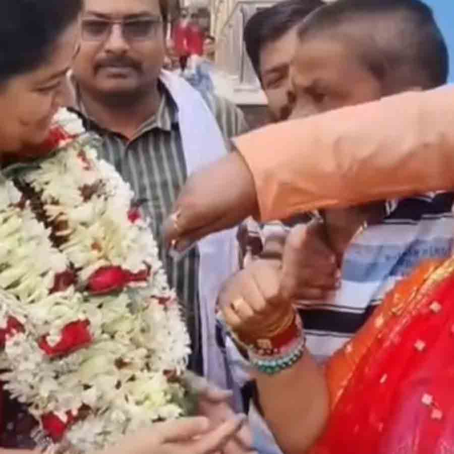 BJP candidate from Bardhaman South accused of distributing money during election campaign dgtld