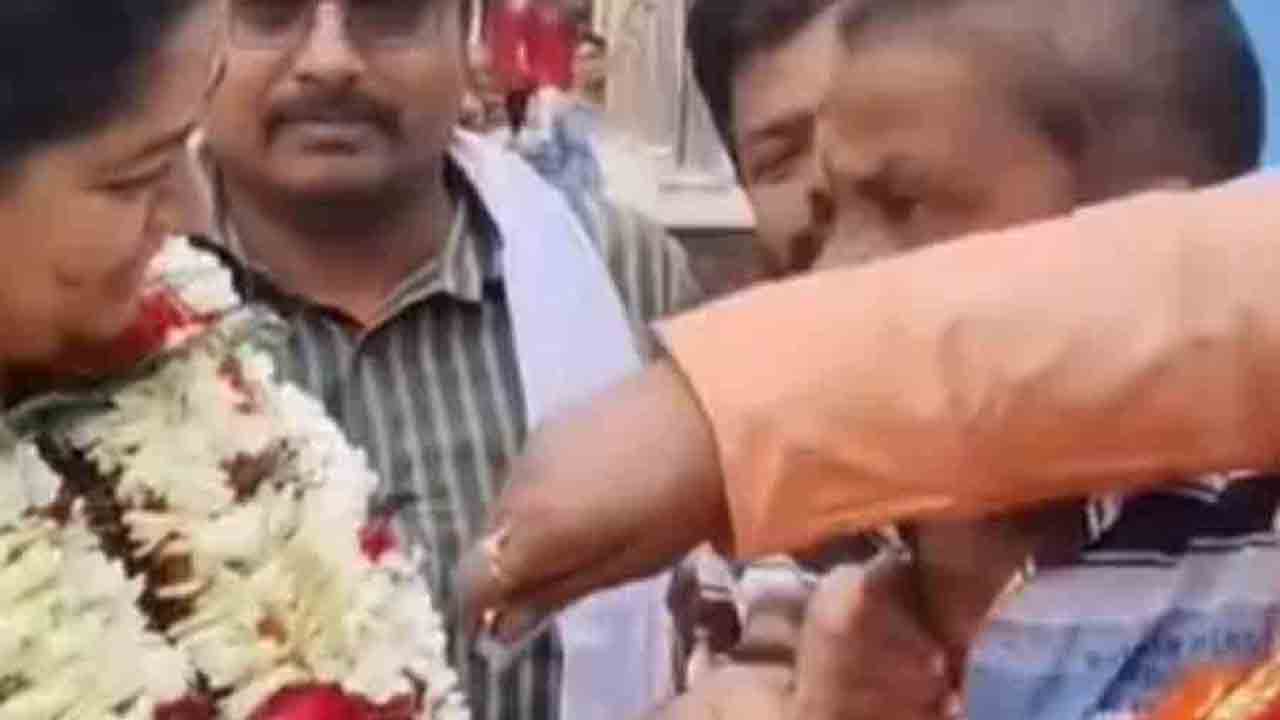 গেরুয়া পাঞ্জাবি পরা এক ব্যক্তি বিজেপি প্রার্থীর হাতে টাকা দেন। সেই টাকা অন্য এক জনের হাতে তুলে দেন প্রার্থী।