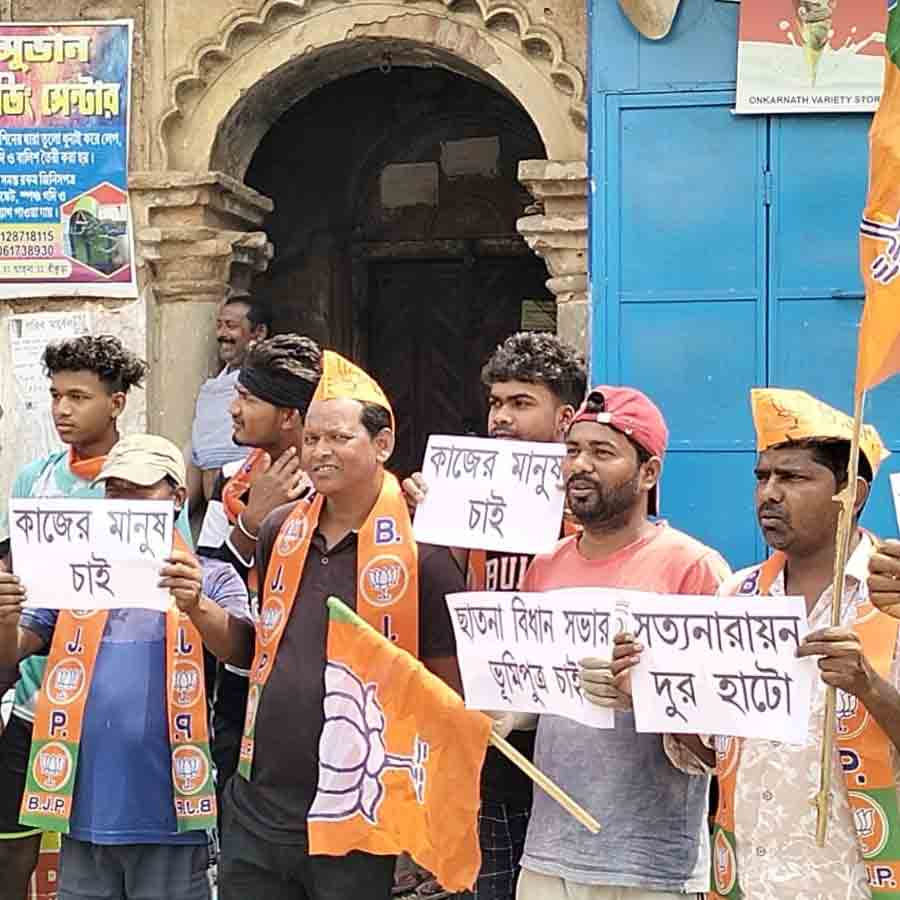 ছাতনায় বিক্ষুব্ধদের বিক্ষোভ। 