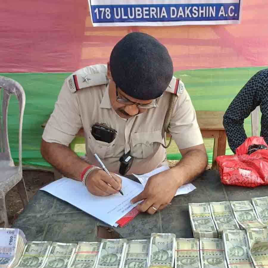 শ্যামপুর চেক পয়েন্টে টাকা উদ্ধার। 