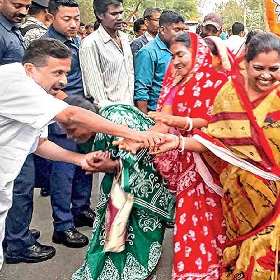 নন্দীগ্রামের বিরুলিয়ায় মহিলা মোর্চার সদস্যরা স্বাগত জানাচ্ছেন বিজেপি প্রার্থী তথা বিরোধী দলনেতা শুভেন্দু অধিকারীকে।