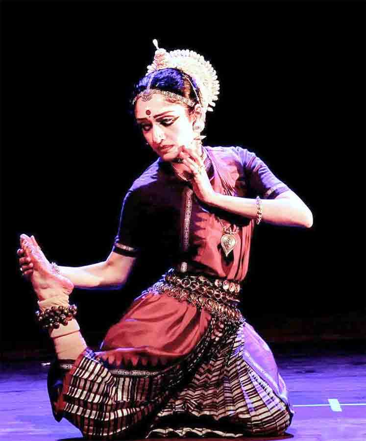 নৃত্য পরিবেশনে শিল্পী