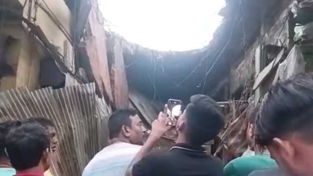 One dead after roof collapses at Malda municipality market