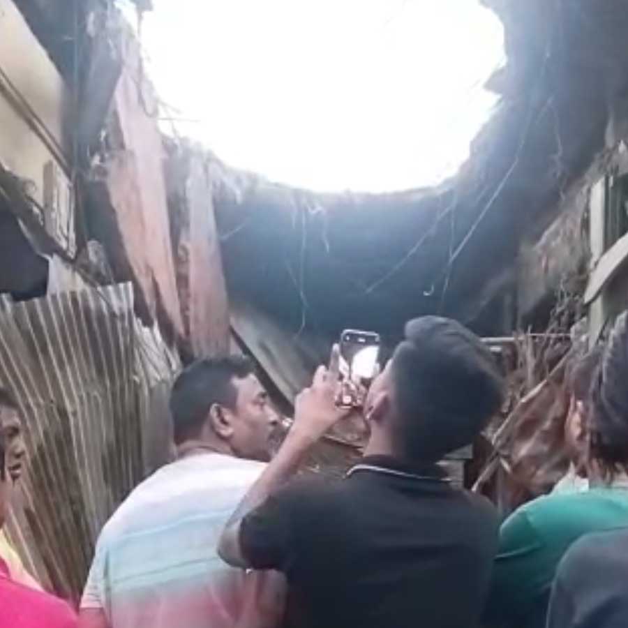 One dead after roof collapses at Malda municipality market