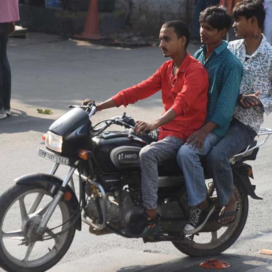 In Kolkata, the number of helmetless riders has tripled in two years; statistics raise concern, worry grows within the state administration