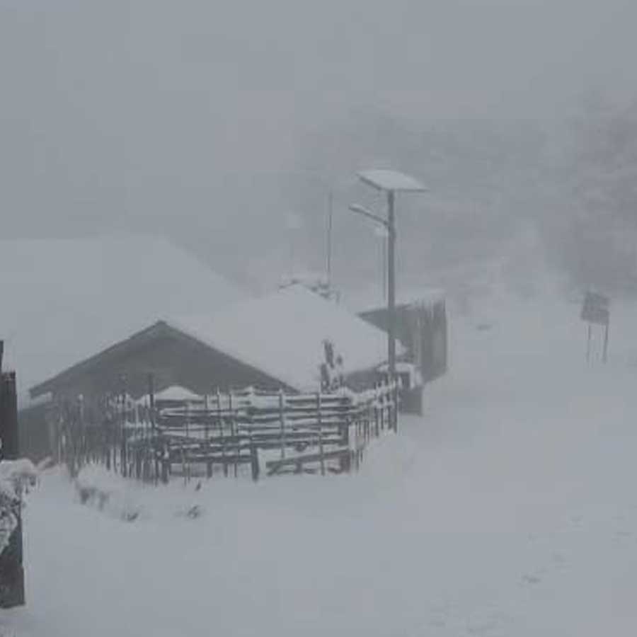 Heavy snowfall in Sandakfu in Darjeeling