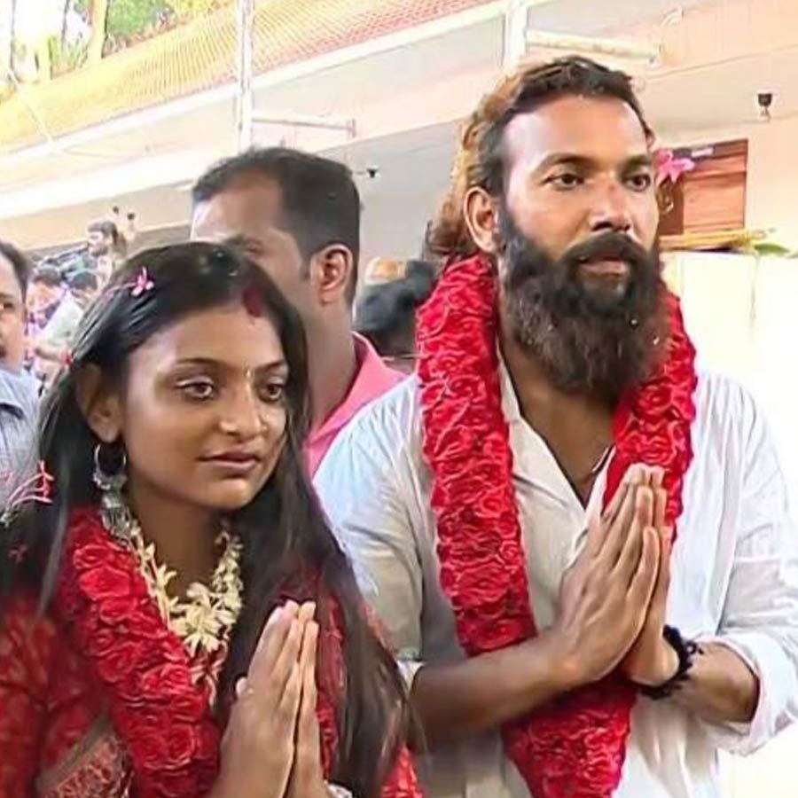 Mahakumbh Girl Monalisa seeks help to Cm after marrying Fahmaan khan