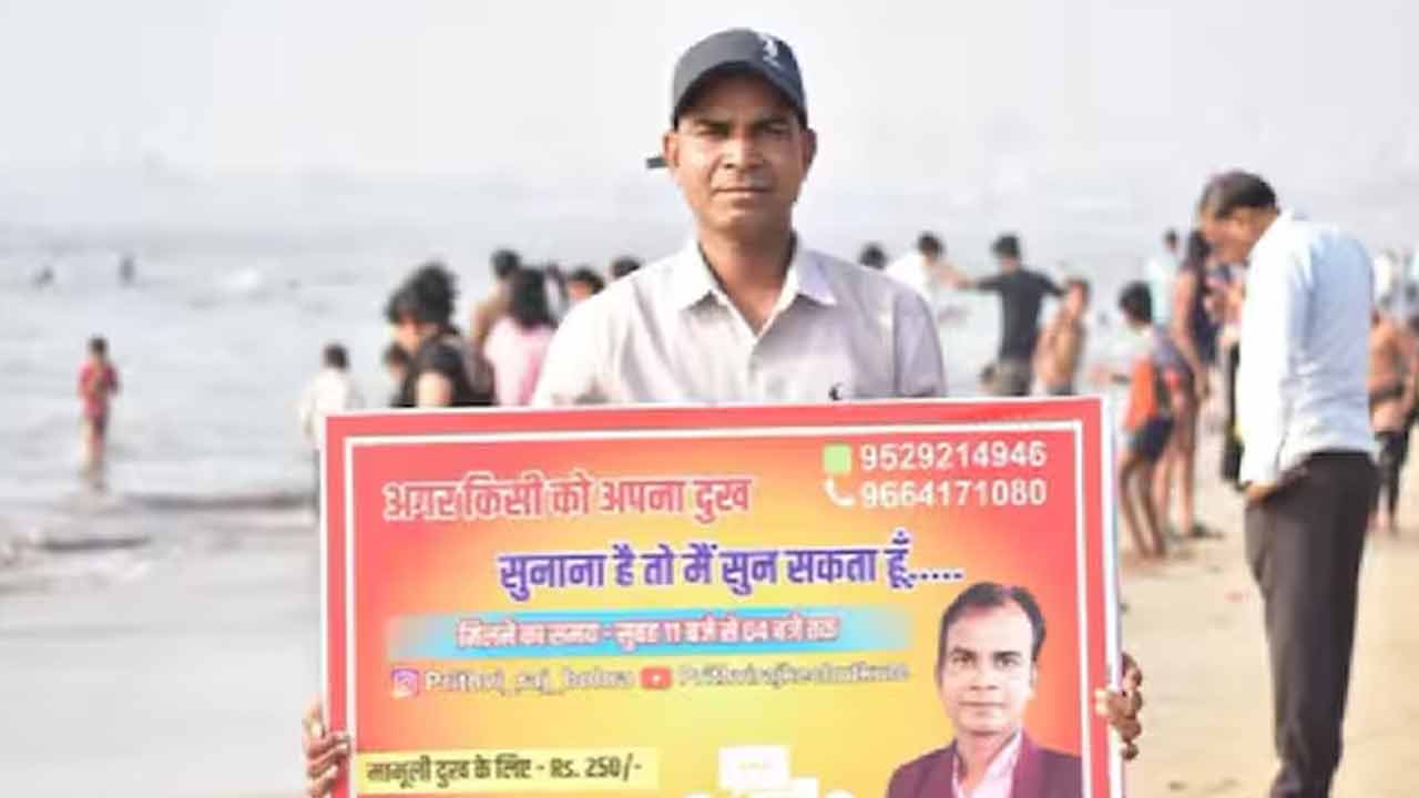 মুম্বইয়ের জুহু সৈকতে প্ল্যাকার্ড হাতে পৃথ্বীরাজ বোহরা। ছবি: সংগৃহীত।