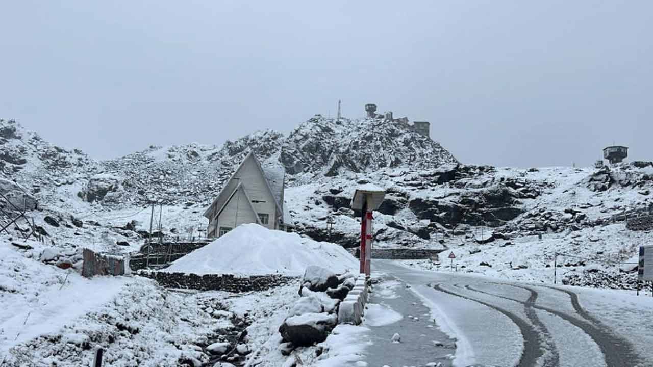 Snowfall in Sikkimn