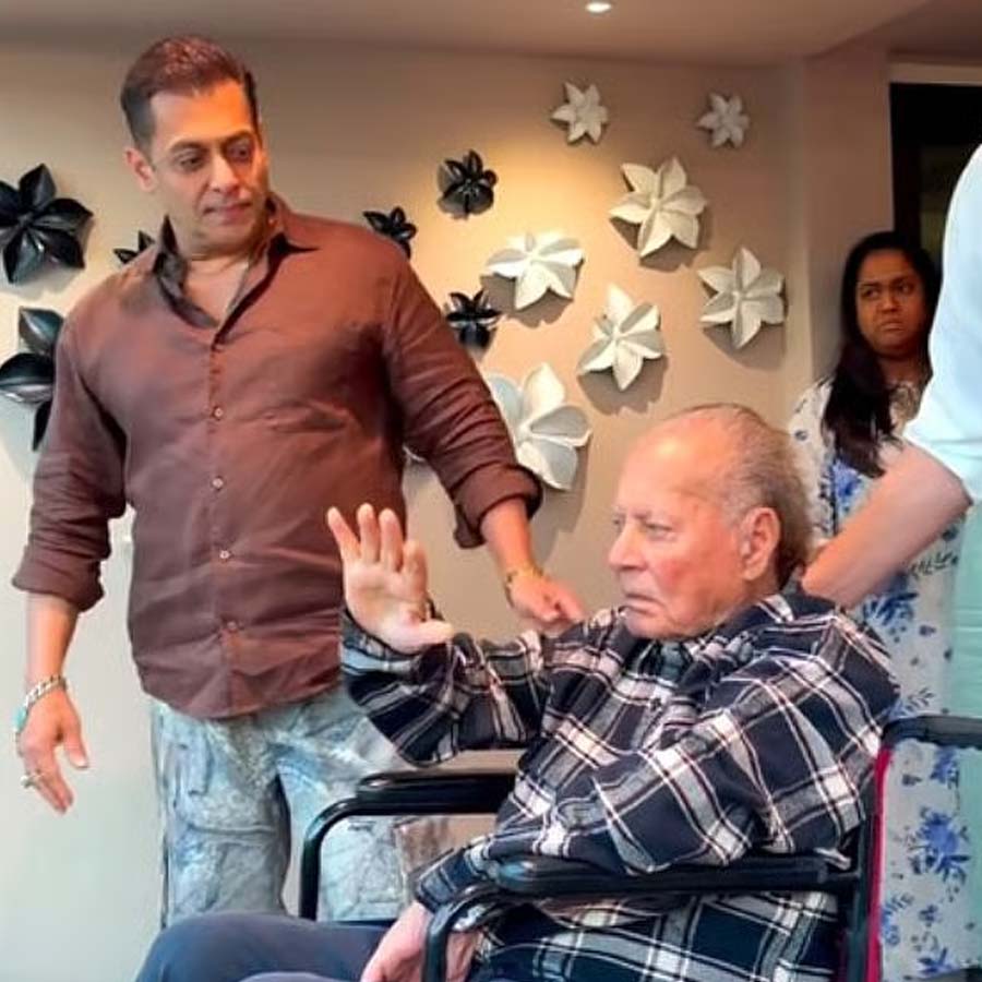 বাবা সেলিম খানের সঙ্গে সলমন খান।