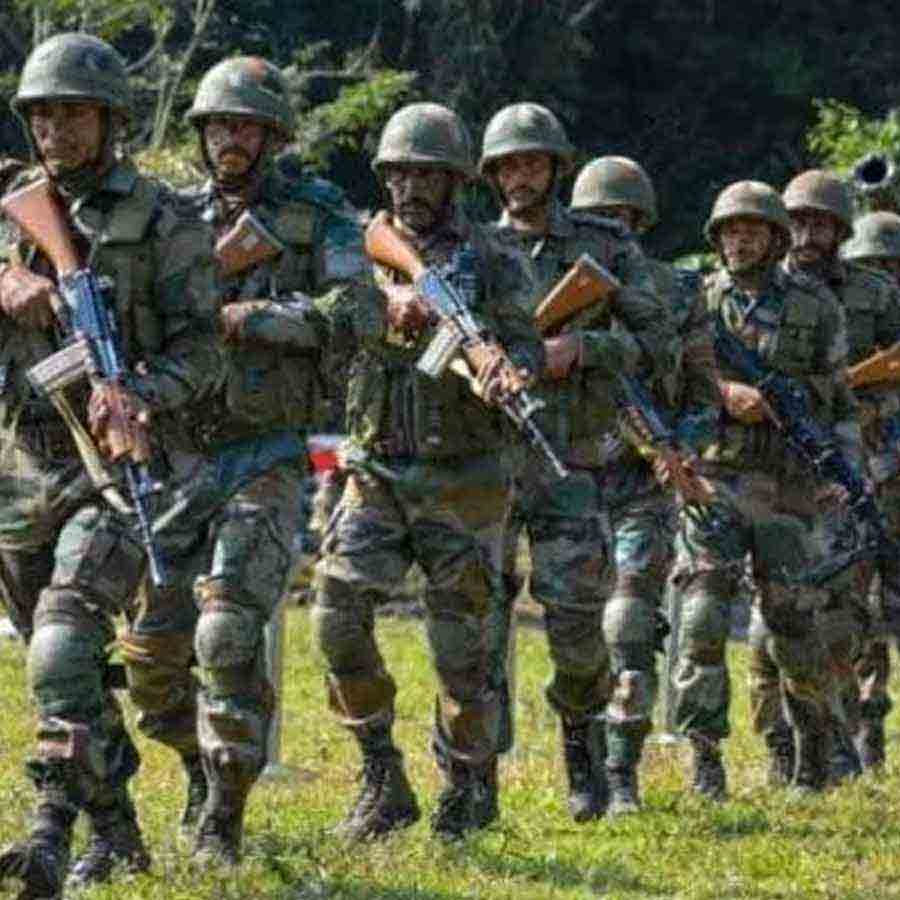 আধাসেনার ফৌজ।