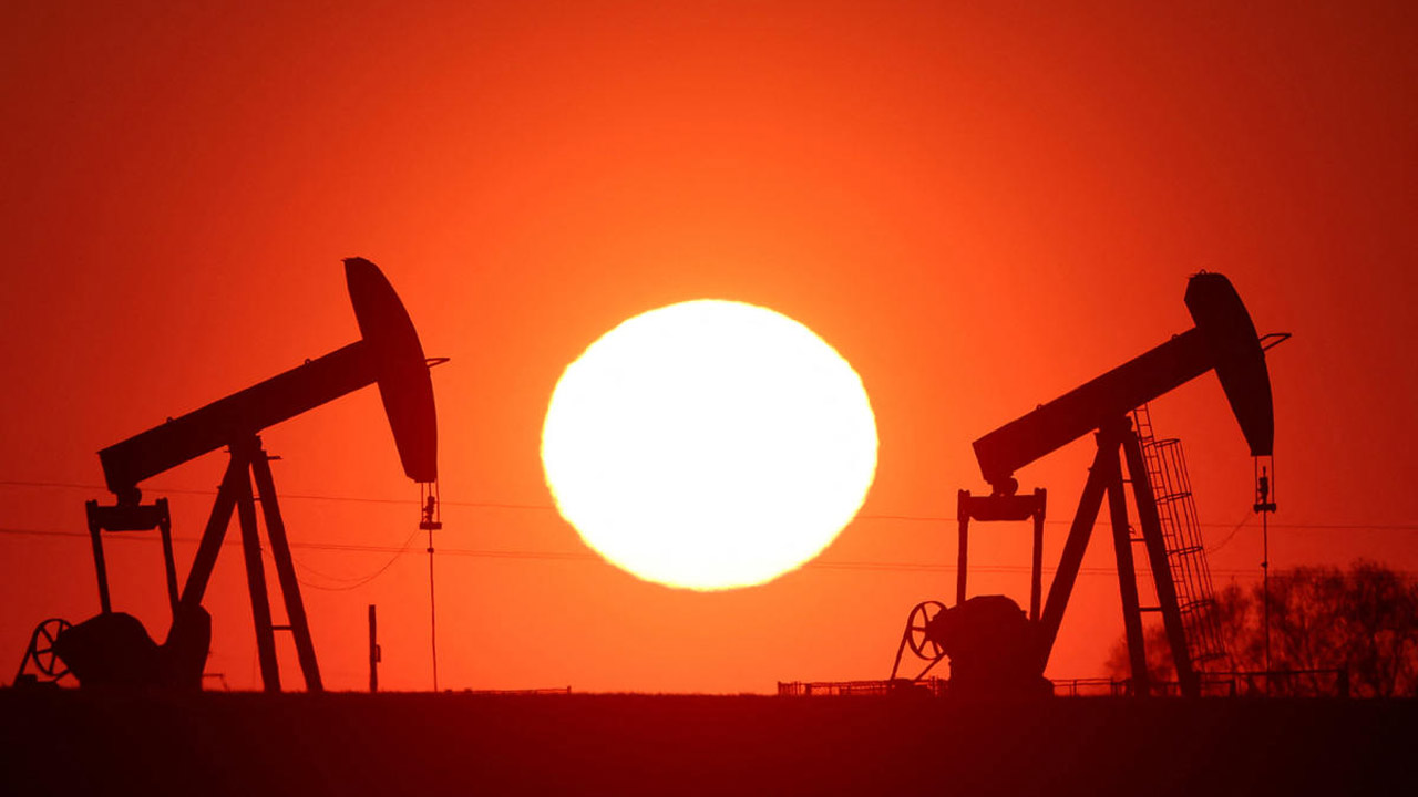 অস্তায়মান: ফ্রান্সের এক তেল কেন্দ্র। জ্বালানি-সঙ্কটে ইউরোপ বেকায়দায়।