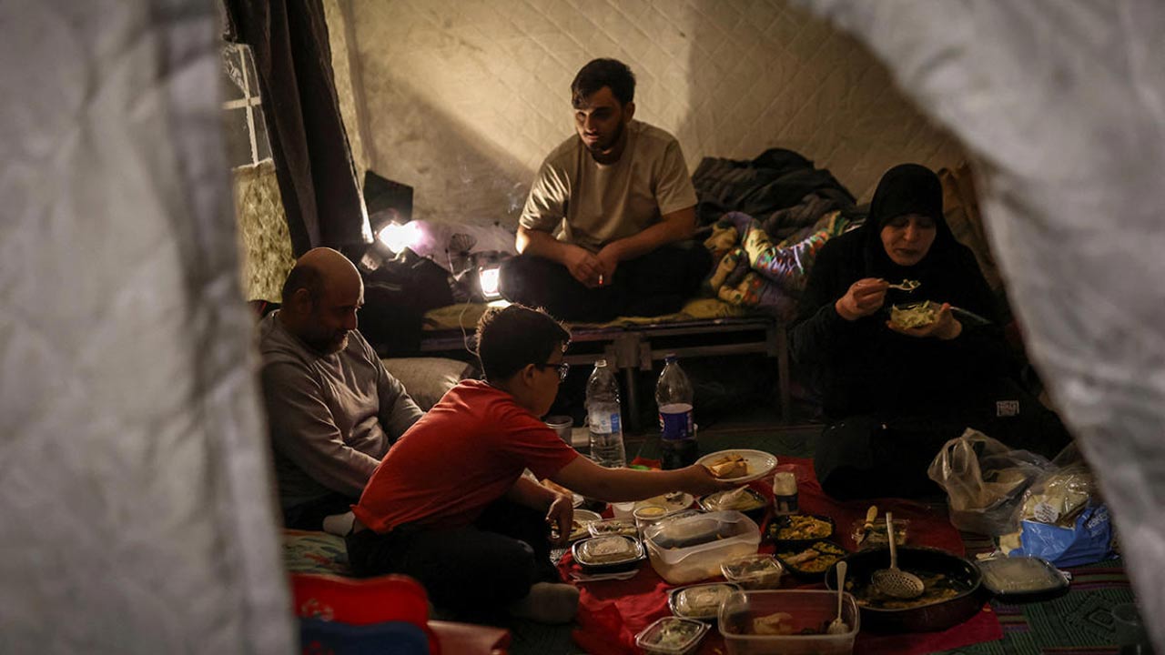 অগত্যা: স্টেডিয়ামে ইফতার।