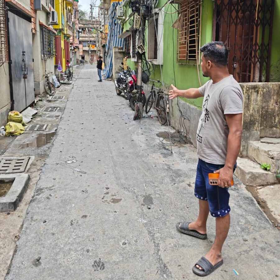 Local people were heart broken and shared their experiences after the dead body of Arup Banerjee was brought who died in RG Kar lift