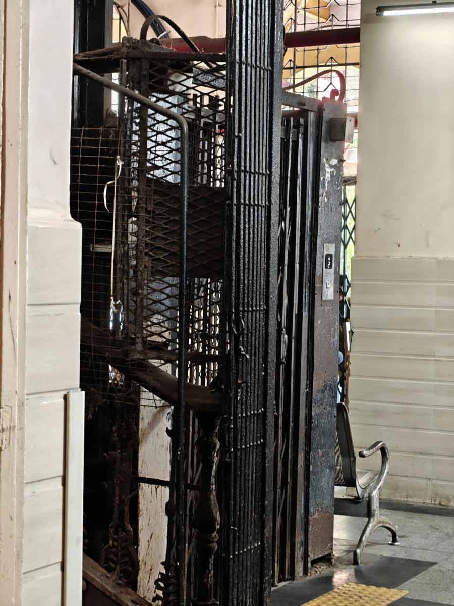 কলকাতা মেডিক্যাল কলেজ হাসপাতালের ইডেন বিল্ডিং-এ বহু পুরনো পরিকাঠামো নিয়েই চলছে লিফ্‌ট। শনিবার।