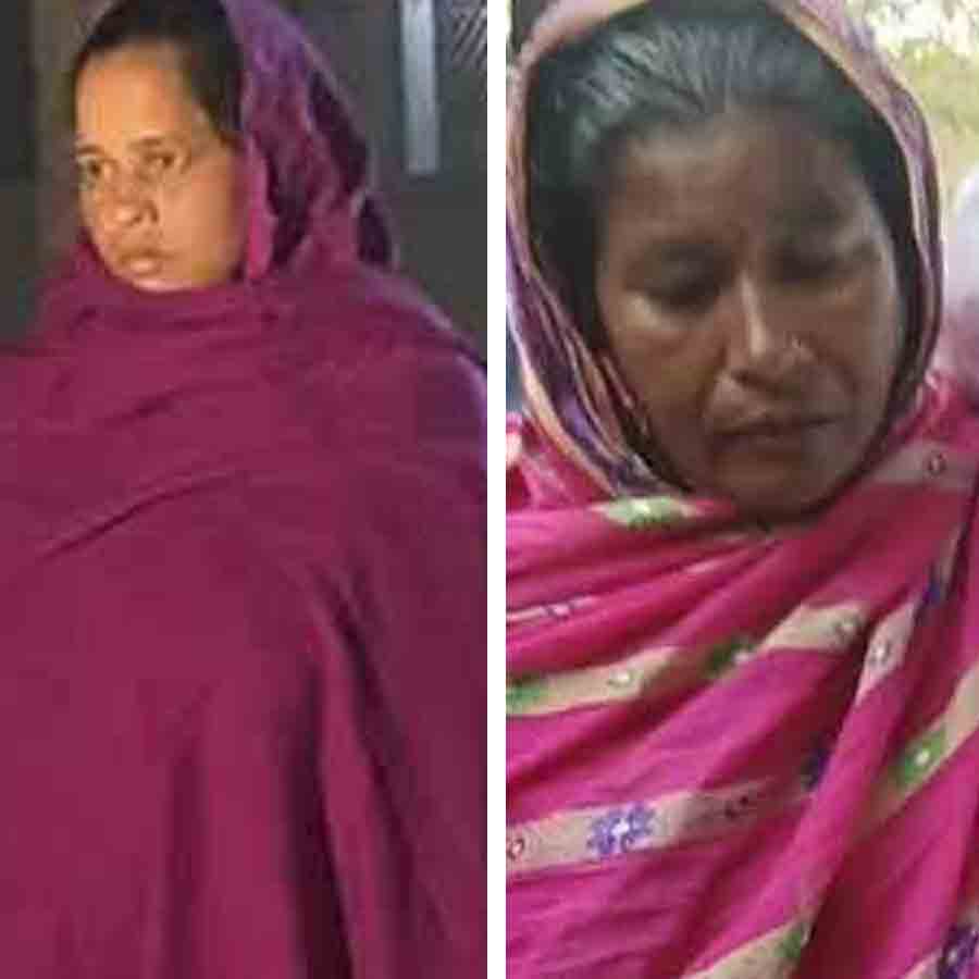 (বাঁ দিকে) সুনালী খাতুন  এবং সুইটি বিবি (ডান দিকে)।